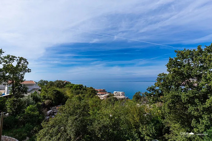 Bar'da teras ve deniz manzaralı rahat ev