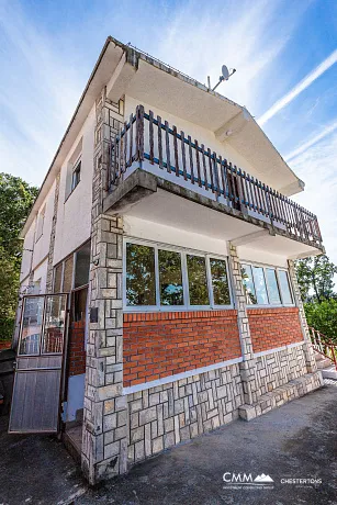 Bar'da teras ve deniz manzaralı rahat ev