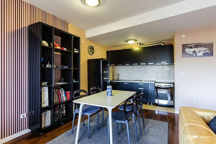 Pržno’da 84 m² İki Yatak Odalı Daire – Konfor ve Sıcaklık Denize Yakın