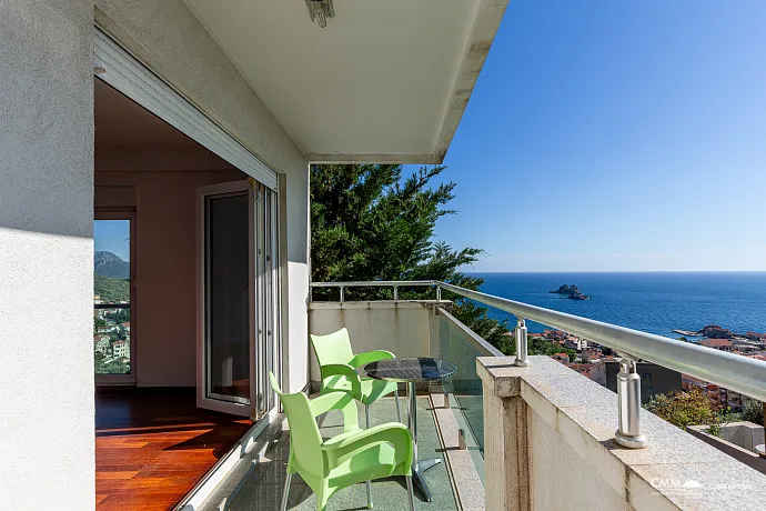 Petrovac'ta Deniz Manzaralı Üç Odalı Daire