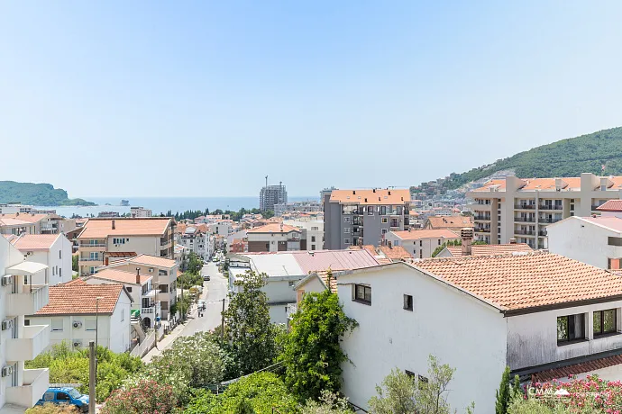 Budva'da Galeri Yapma İmkânı Olan, Deniz Manzaralı Geniş ve Eşyalı Daire
