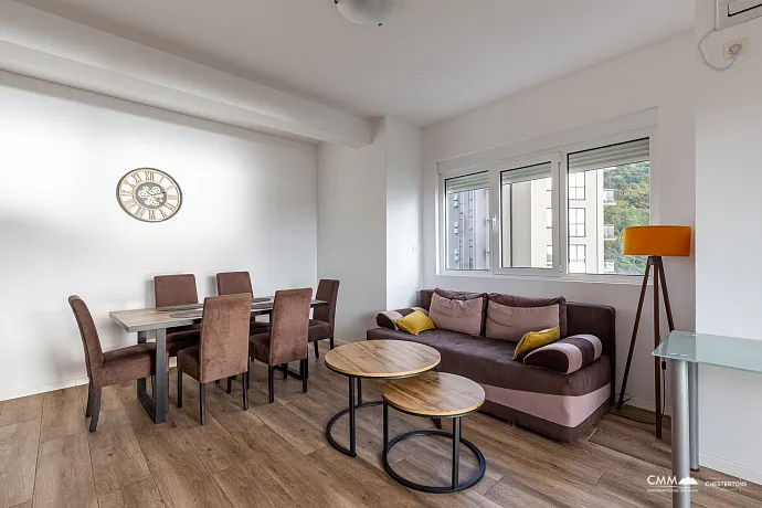 Reževići’de denize sıfır konumda bulunan 450 m²’lik özel bir arsa