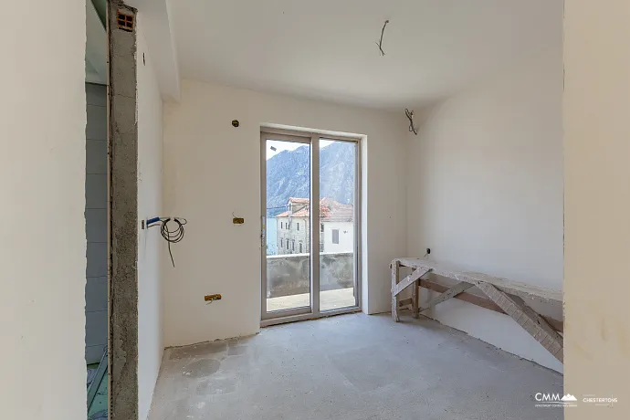 Kotor Körfezi manzaralı üç katlı ev