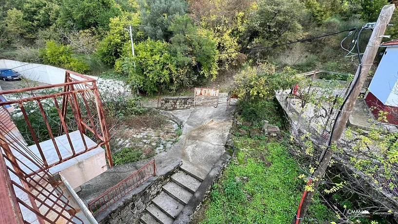 Güzel dağ manzarasına sahip sakin bir konumda ev