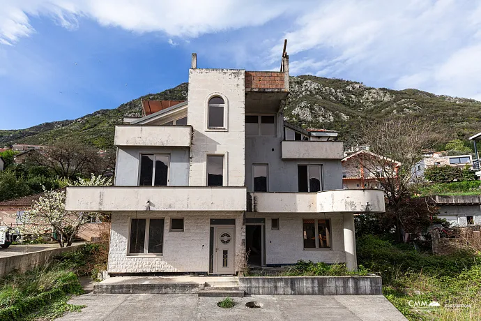 Kotor Körfezi manzaralı üç katlı ev