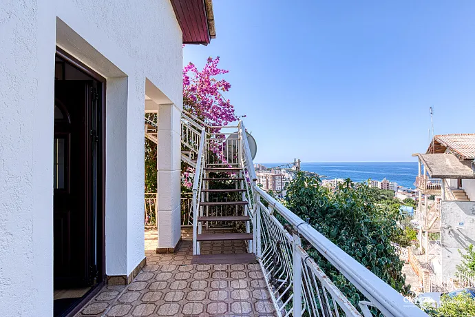 Dobra Voda'da panoramik deniz manzaralı ev