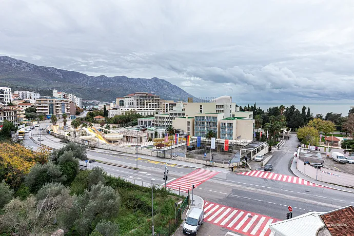 Deniz yakınında Bečići’de bulunan kompleks