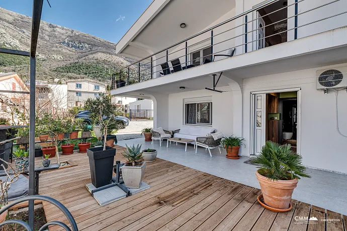 Sutomore'de iki katlı geniş ev