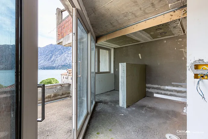 Kotor Körfezi manzaralı üç katlı ev