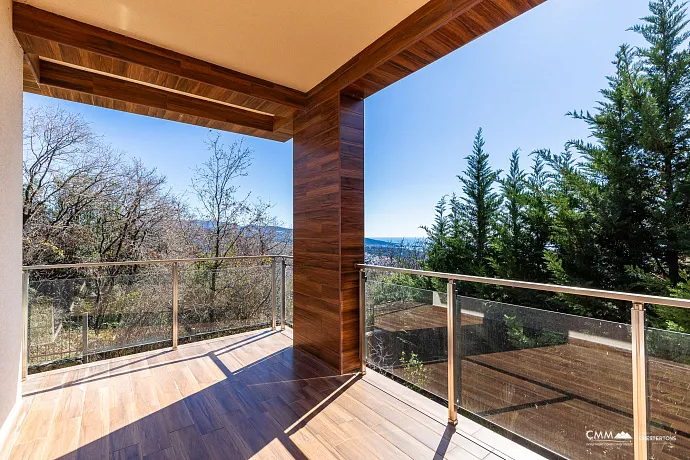 Yüzme havuzlu kompleks içinde modern villa