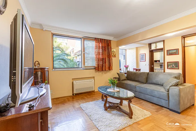 Budva’nın Kalbinde Geniş Daire — Eski Şehir ve Plaja Yakın