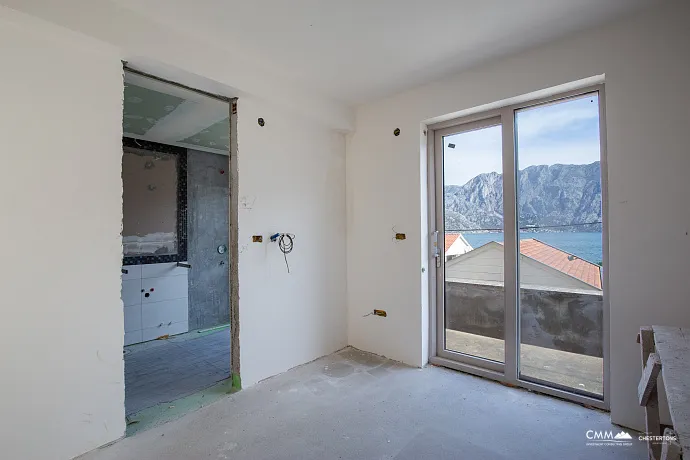 Kotor Körfezi manzaralı üç katlı ev