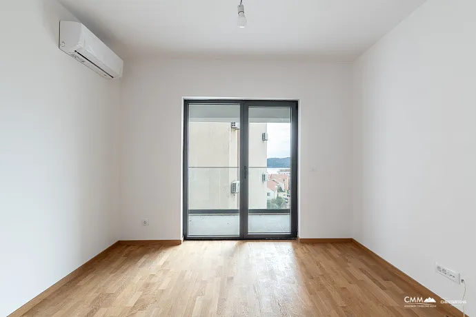 Bečići’de Deniz Manzaralı 64 m² Geniş Daire