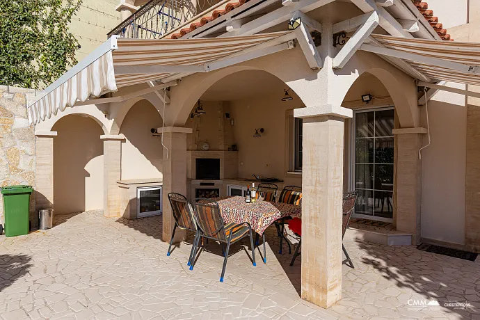 Panoramik deniz manzaralı lüks bir villada zarafet ve huzur.