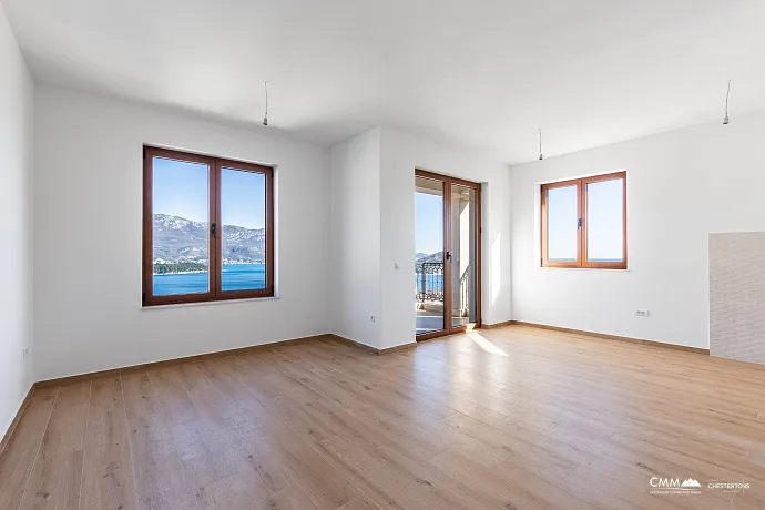 Budva'da Deniz Manzaralı Aydınlık Daire