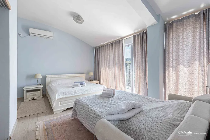 Uteha'da havuzlu lüks villa