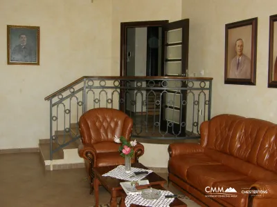 Kavac'ta güzel deniz manzaralı üç katlı ev