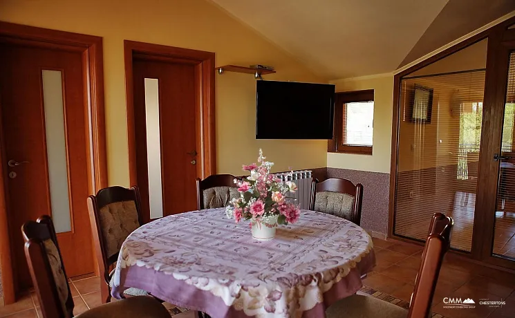 Krimovice'de yüzme havuzları ve geniş bir arsa ile iki Villa