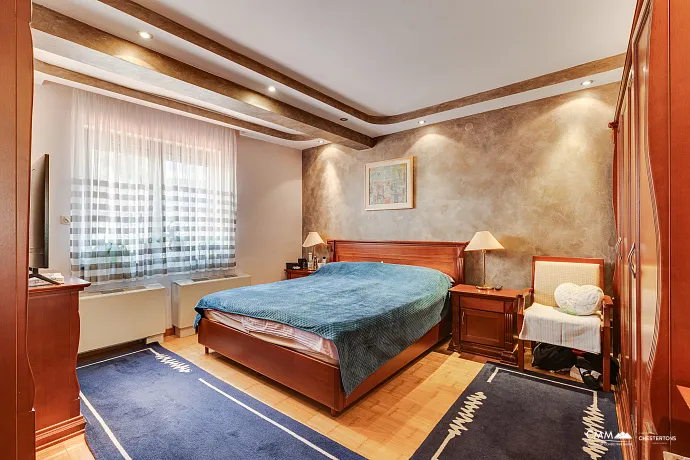 Budva'nın denize bakan sakin bir bölgesinde ev.