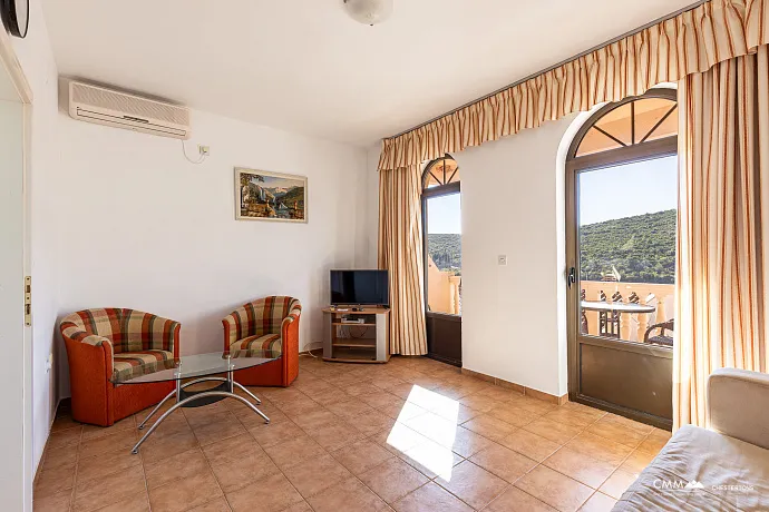 Bigovo’da Deniz Kenarında Geniş Daire — Teraslı ve Muhteşem Deniz Manzaralı