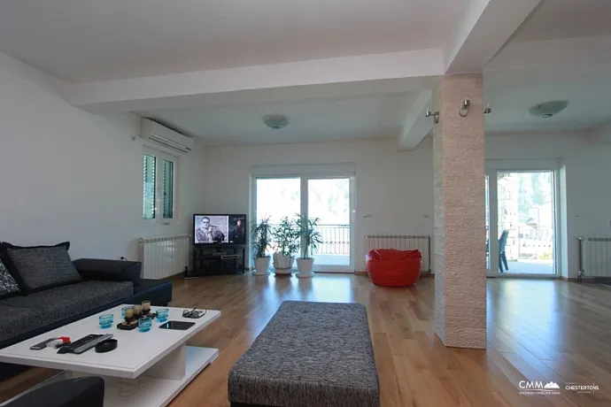 Stoliv'de denizden bir adım uzaklıkta lüks apartmanlı ev!