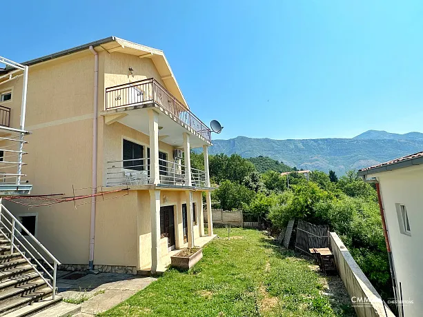 Zagradje'de deniz manzaralı üç katlı ev