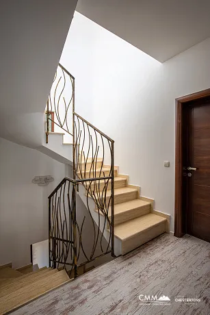 Yüzme havuzlu kompleks içinde modern villa