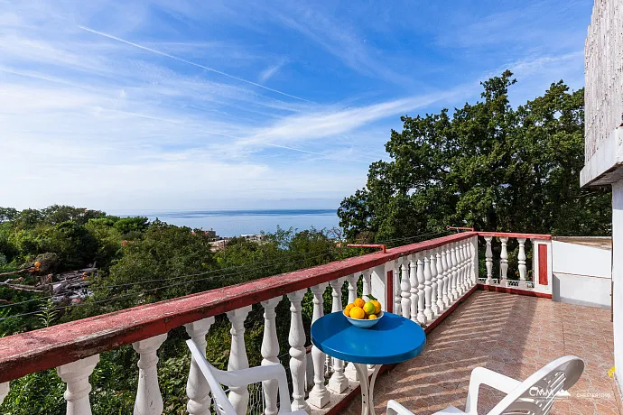 Bar'da teras ve deniz manzaralı rahat ev
