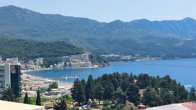 Becici'de panoramik deniz manzaralı lüks çatı katı dairesi