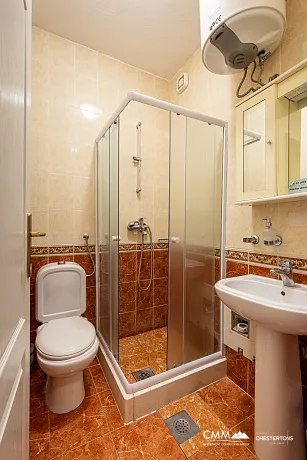 Bigovo’da Deniz Kenarında Geniş Daire — Teraslı ve Muhteşem Deniz Manzaralı