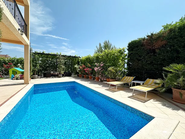 Lustica Bay yakınında havuz ve spa bulunan mini otel