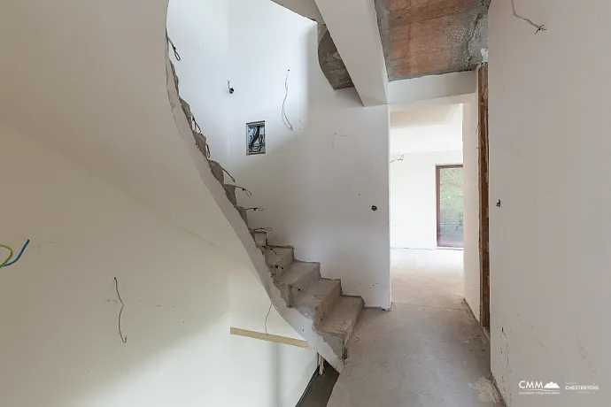 Kotor Körfezi manzaralı üç katlı ev