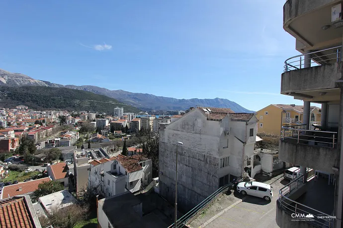 Budva'da geniş teraslı iki yatak odalı daire