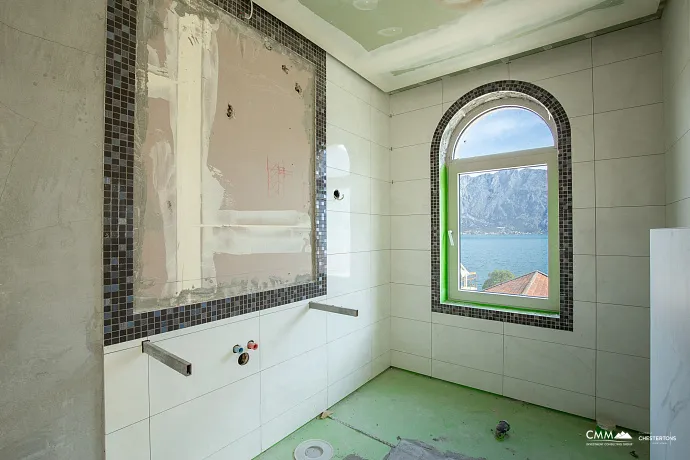 Kotor Körfezi manzaralı üç katlı ev