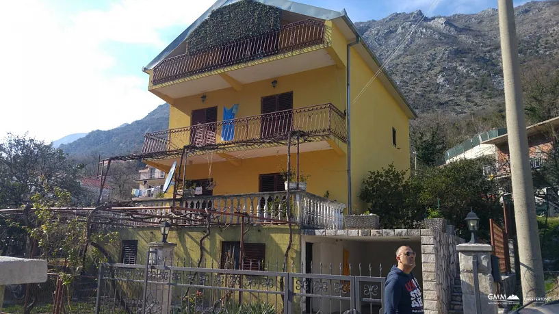 Morinje'de geniş bir avluya sahip üç katlı ev
