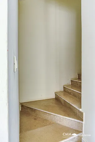 Deniz Manzaralı Daire, Bijela