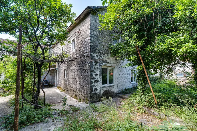 Satılık – Kotor’da Şirin Taş Ev, Güzel Akdeniz Tarzı