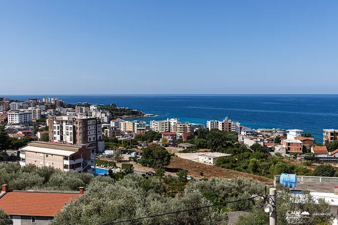 Dobra Voda'da panoramik deniz manzaralı ev