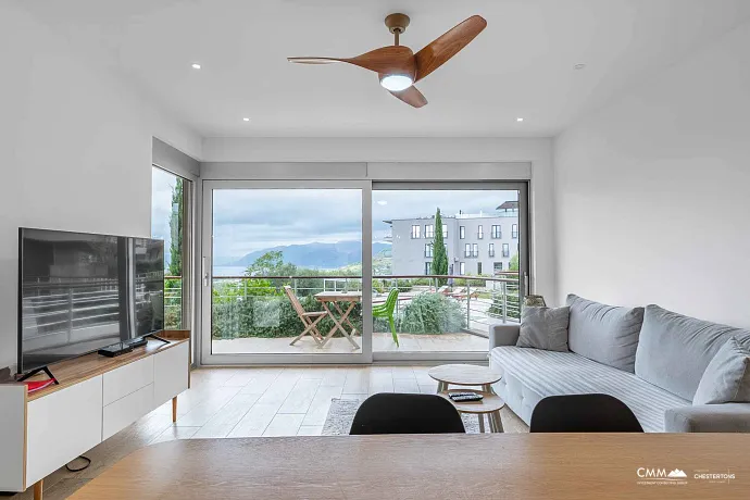 Satılık: Deniz Manzaralı, 40 m² Teraslı, Üç Yatak Odalı Geniş Daire