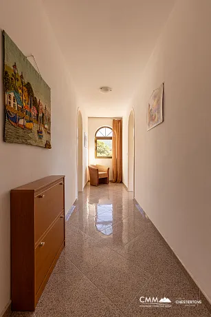 Bigovo’da Deniz Kenarında Geniş Daire — Teraslı ve Muhteşem Deniz Manzaralı