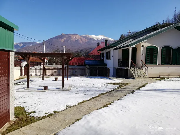 Kolasin'de bir dağ cennetinde üç katlı ev