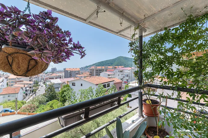 Budva'da Galeri Yapma İmkânı Olan, Deniz Manzaralı Geniş ve Eşyalı Daire