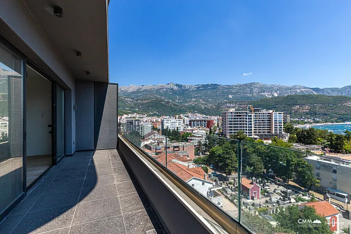 Budva'da harika manzaralı üç odalı daire