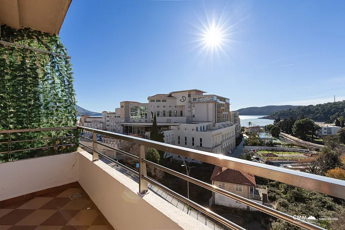 Bečići’de Deniz Manzaralı 71 m² Daire