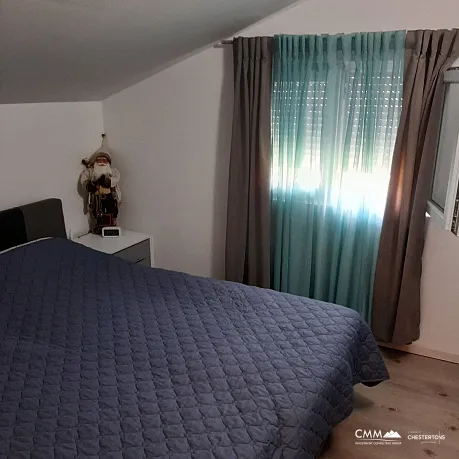 Güzel bir avluya sahip geniş iki katlı ev
