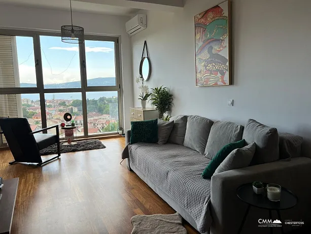 Tivat, Mažina Bölgesinde Deniz Manzaralı Geniş Daire