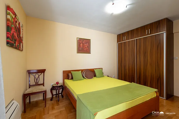 Budva’nın Kalbinde Geniş Daire — Eski Şehir ve Plaja Yakın