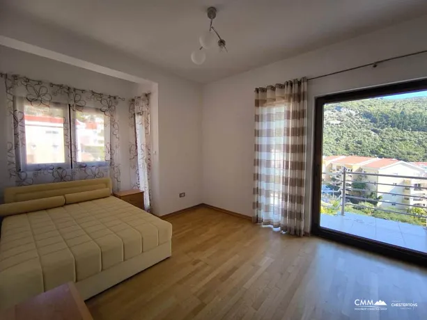 107 m² geniş daire, teras ve deniz manzarasıyla Budva'nın merkezinde