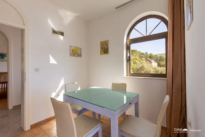 Bigovo’da Deniz Kenarında Geniş Daire — Teraslı ve Muhteşem Deniz Manzaralı