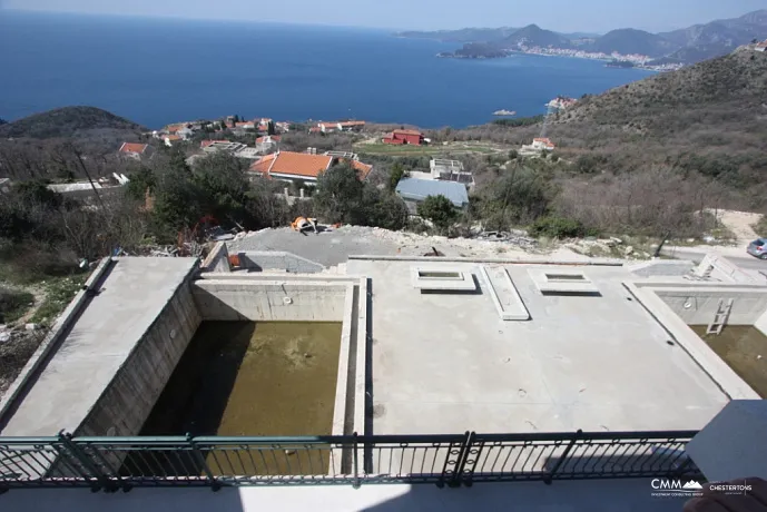 Budva Rivierası'nda muhteşem deniz manzaralı iki villa